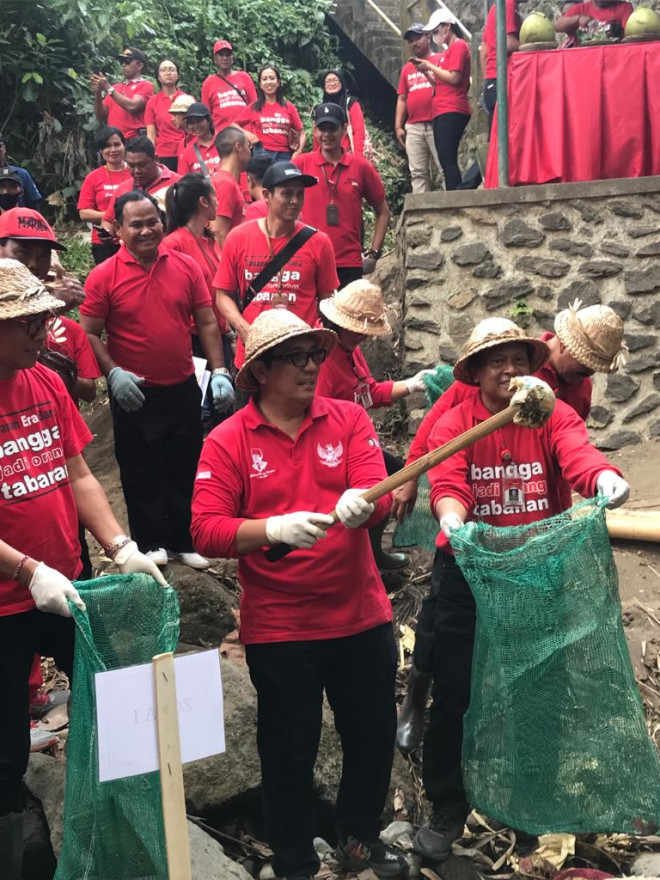 BERSIH - BERSIH SUNGAI YEH SUNGI DI WORLD CLEANUP DAY BERSAMA BUPATI TABANAN: MEWUJUDKAN LINGKUNGAN BERSIH DAN SEHAT